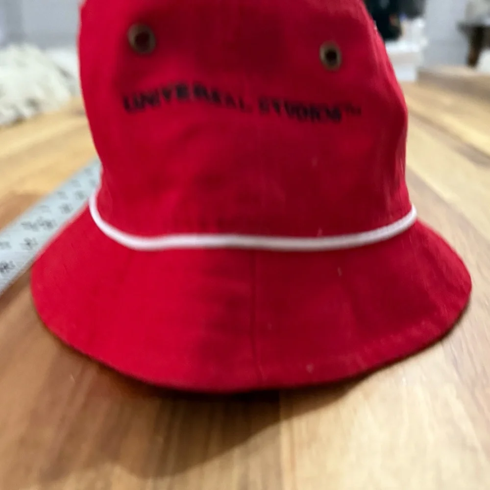 Universal bright red
